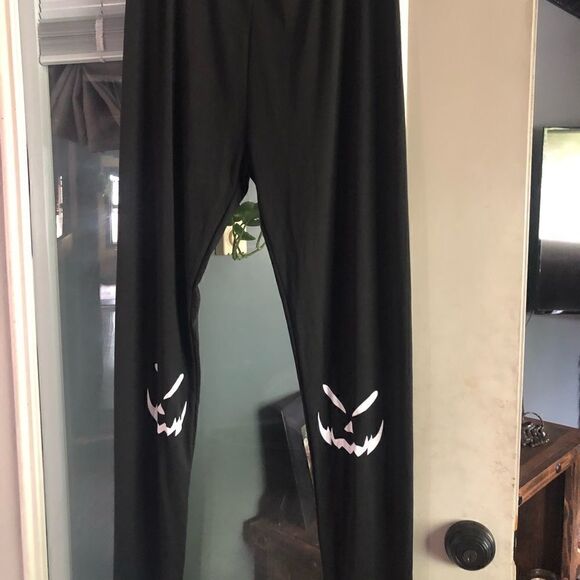 BOO!! Black light weight leggings with scary face on both legs - Picture 2 of 6
